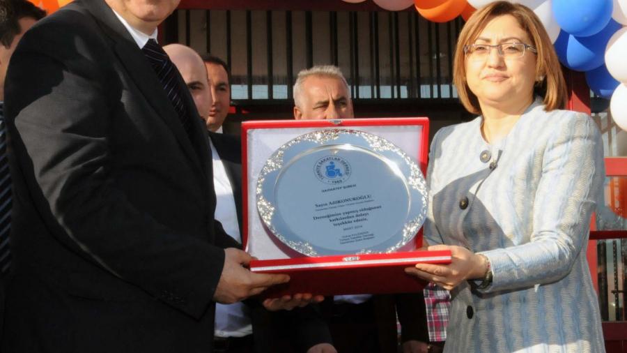 GSO BAŞKANI KONUKOĞLU’NA ANLAMLI TEŞEKKÜR PLAKETİ