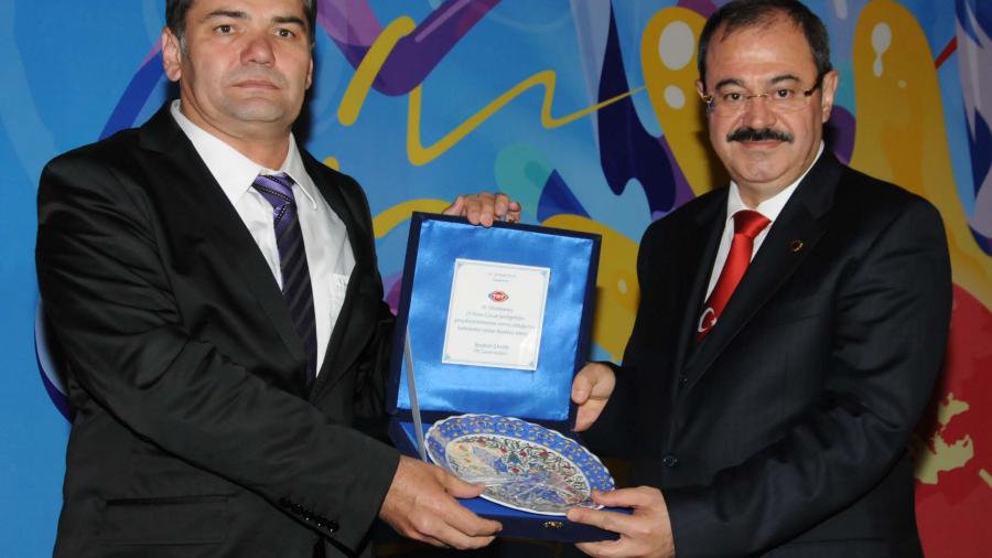 KONUKOĞLU’NA, 23 NİSAN TEŞEKKÜR PLAKETİ