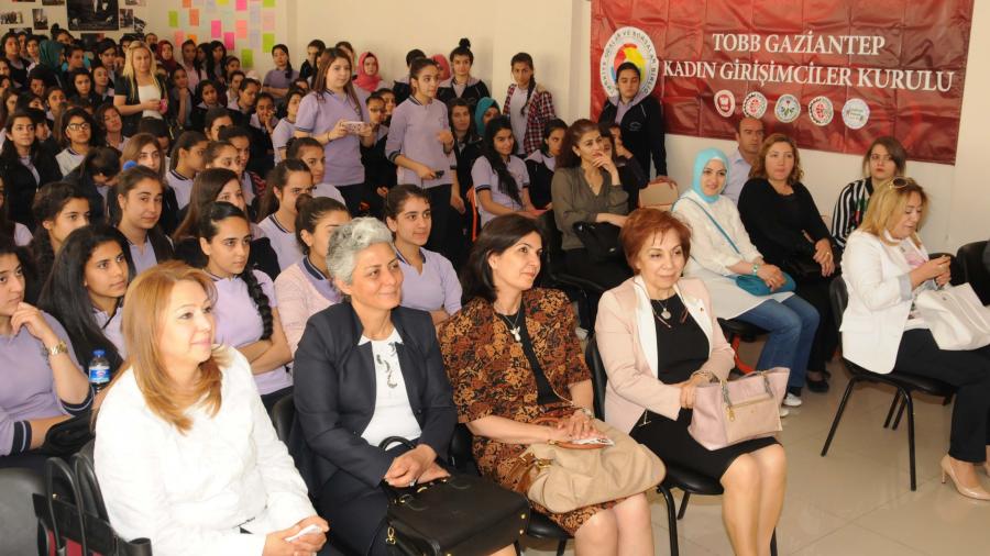 KADIN GİRİŞİMCİLERDEN KARİYER GÜNLERİ ETKİNLİĞİ