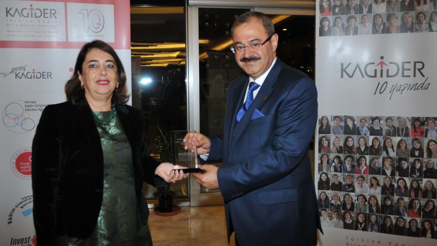 KADIN GİRİŞİMCİLERDEN, GSO BAŞKANINA TEŞEKKÜR PLAKETİ