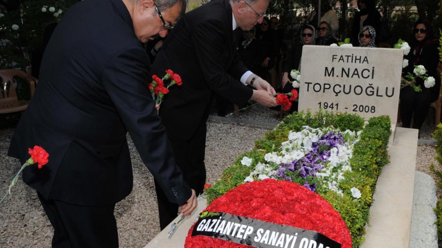 GSO’NUN İLK MECLİS BAŞKANI NACİ TOPÇUOĞLU MEZARI BAŞINDA ANILDI