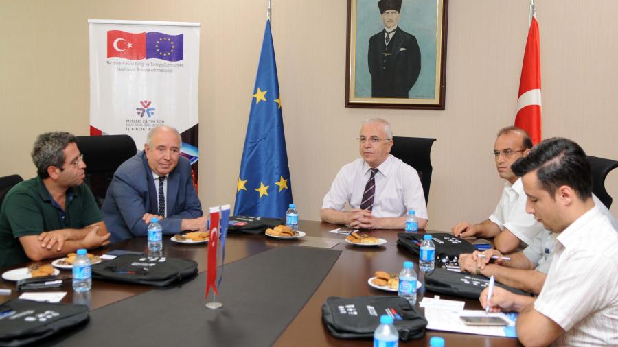 MESLEKİ EĞİTİM İÇİN ODA, OKUL VE ÖZEL SEKTÖR İŞBİRLİĞİ PROJESİ KAPANIŞ TOPLANTISI YAPILDI