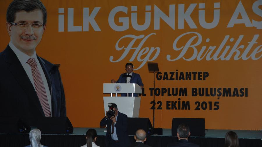 BAŞBAKAN DAVUTOĞLU, İŞÇİLERLE BİRLİKTE YEMEK YEDİ