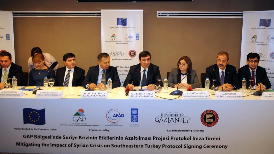 SURİYELİ MÜLTECİLERE MESLEKİ EĞİTİM VERİLMESİ ÖNGÖRÜLEN PROTOKOL İMZALANDI
