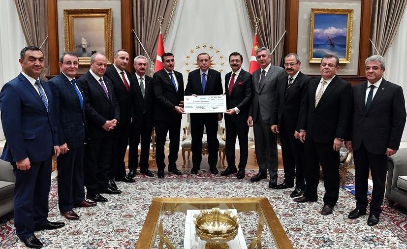 HİSARCIKLIOĞLU, DEMOKRASİ ŞEHİTLERİ İÇİN TOPLANAN PARAYI CUMHURBAŞKANI ERDOĞAN’A TAKDİM ETTİ