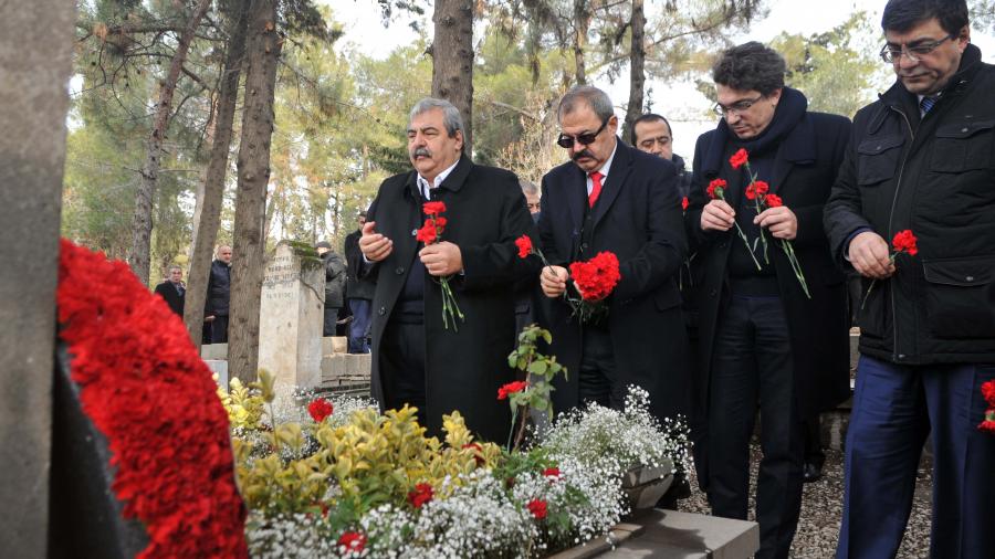 GSO’NUN KURUCUSU SANİ KONUKOĞLU VEFATININ 23’NCÜ YILDÖNÜMÜNDE MEZARI BAŞINDA ANILDI