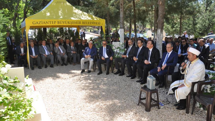 GSO KURUCU MECLİS BAŞKANI SANAYİCİ MERHUM NACİ TOPÇUOĞLU MEZARI BAŞINDA DUALARLA ANILDI