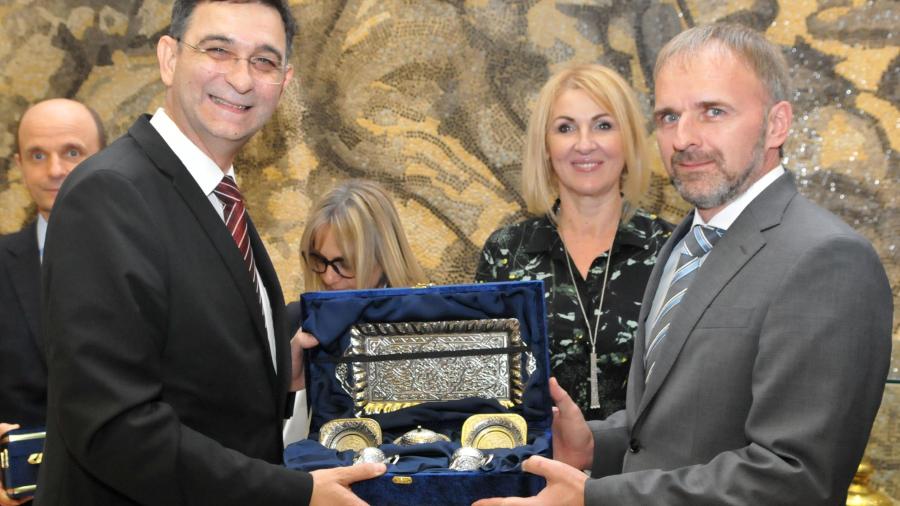 GSO YÖNETİM KURULU BAŞKANI ADNAN ÜNVERDİ BÜYÜKELÇİLERE GAZİANTEP’İN YATIRIM FIRSATLARINI ANLATTI