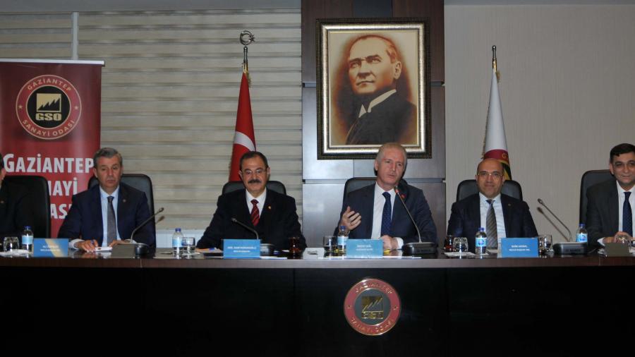 VALİ DAVUT GÜL, GSO MECLİS TOPLANTISINDA SANAYİCİLERLE BİR ARAYA GELDİ