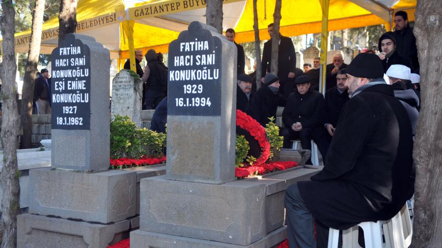 GSO’NUN KURUCUSU SANİ KONUKOĞLU, VEFATININ 25’NCİ YILDÖNÜMÜNDE MEZARI BAŞINDA ANILDI