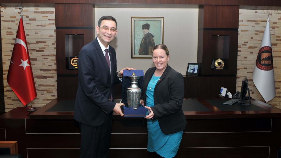 ABD BÜYÜKELÇİLİĞİ TİCARET ATAŞESİ SHARİ STOUT GSO’YU ZİYARET ETTİ