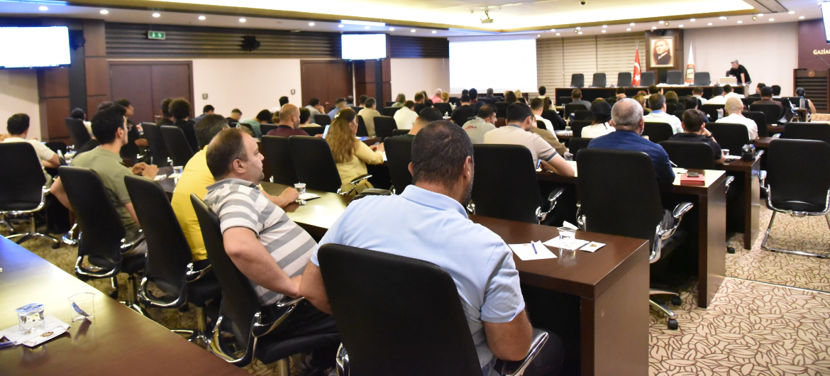 YAPAY ZEKA DESTEKLİ DİJİTAL BÜYÜME STRATEJİLERİ GSO’DA ELE ALINDI