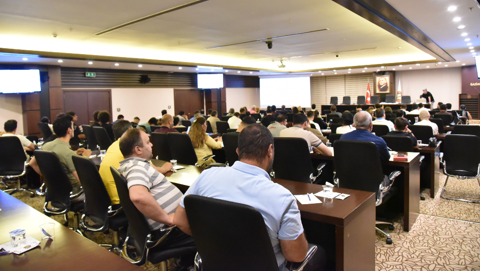 YAPAY ZEKA DESTEKLİ DİJİTAL BÜYÜME STRATEJİLERİ GSO’DA ELE ALINDI
